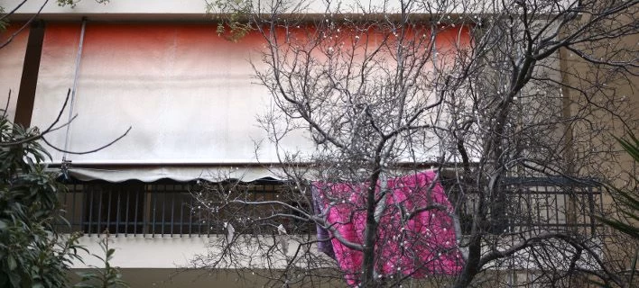 Εγκλημα στον Πειραιά: Τον μαχαίρωνε μέχρι να σπάσει το μαχαίρι και αφού τον σκότωσε, κοιμήθηκε με τον σκύλο της